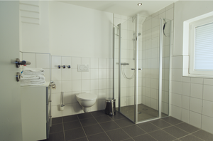 Kanalforsthaus Sehestedt, Blick ins Badezimmer, Schleswig-Holsteinische Landesforsten